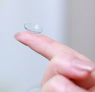Примерка пробных контактных линз